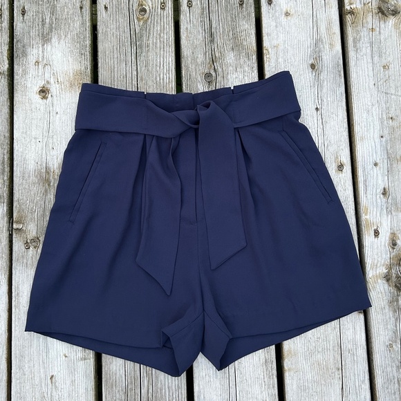 H&M⎪Pleated High Waisted Shorts - Picture 1 of 6